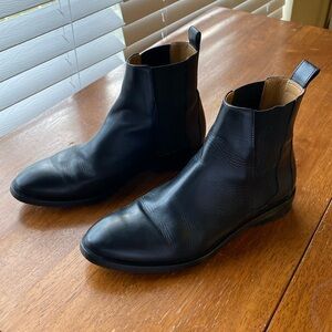 Black leather boots. Size 8.